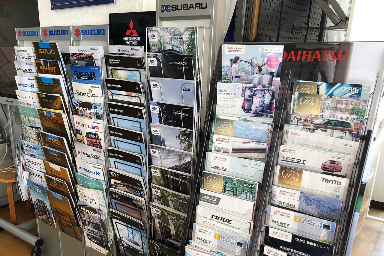 山口県周南市のトモヤオート株式会社の販売パンフレットを収納するラックの画像